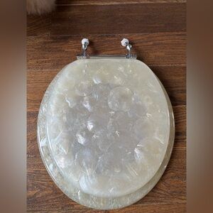 Pearlescent Cream Resin Round Toilet Seat with Iridescent Shell Pattern